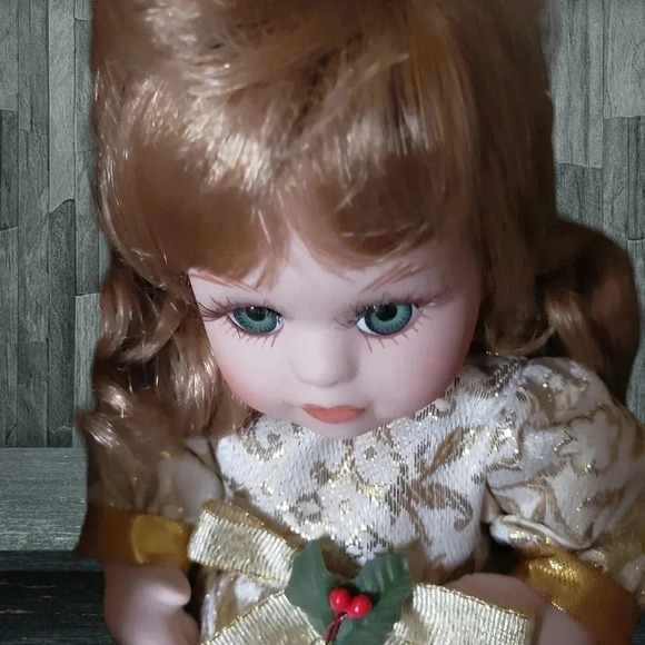 Collectible Memories collectible porcelain doll - Picture 6 of 7